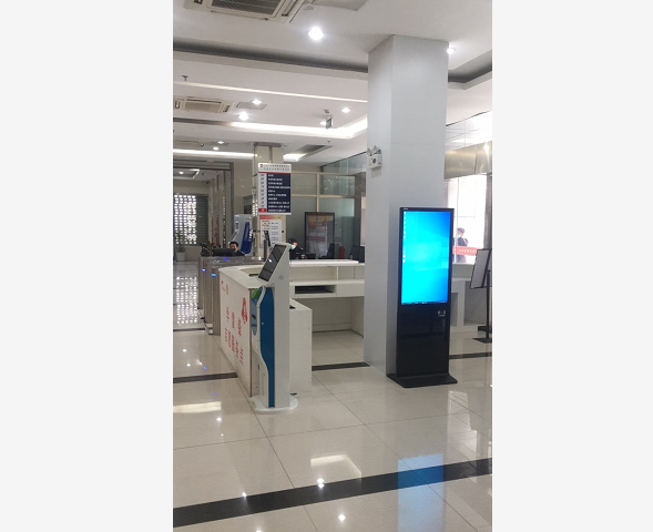 宣城涇縣政務(wù)中心43寸立式查詢機，帶刷二代身份證功能